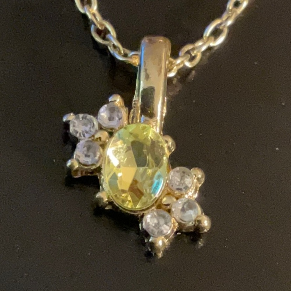 Vintage 18" Necklace Gold Toned Oval Floral W greenish yellow, Clear Rhinestones